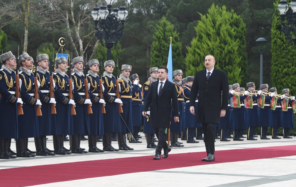 İlham Əliyev Vladimir Zelenskini qarşıladı