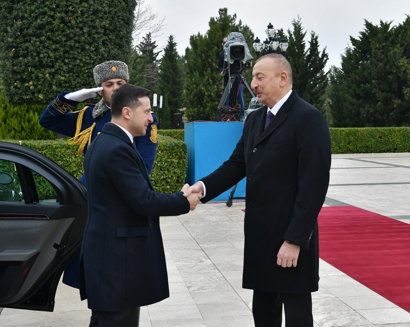 İlham Əliyev Vladimir Zelenskini qarşıladı