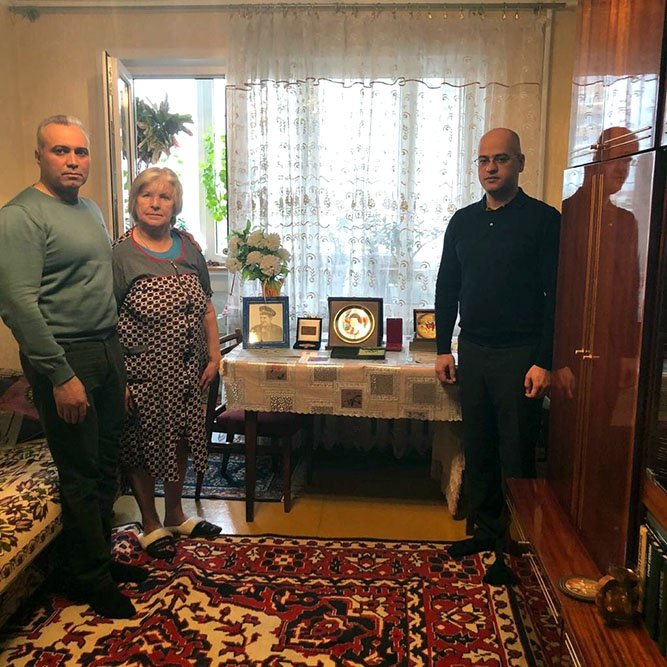 Azərbaycanın Belarusdakı hərbi attaşelik aparatının əməkdaşları Milli Qəhrəmanımızın anasını ziyarət ediblər