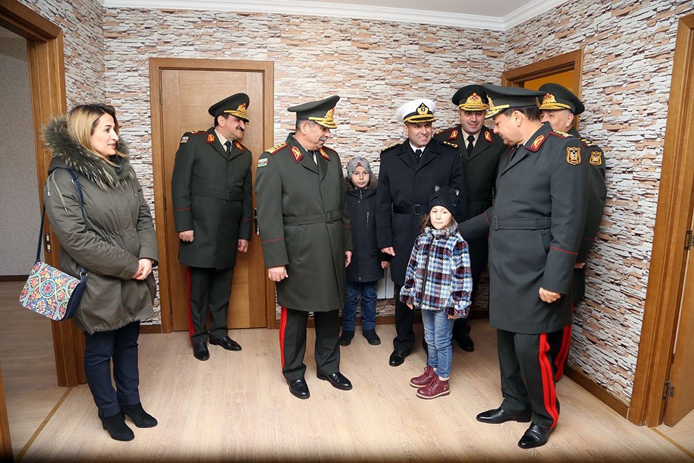Hərbi qulluqçulara yeni mənzillər verilib (FOTOLAR)