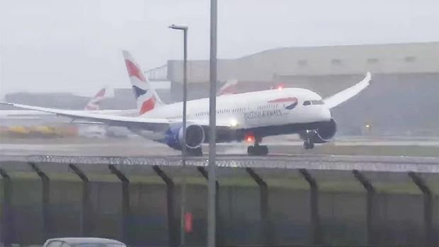 Londondan İslamabada uçan təyyarə Bakıya enməli olub