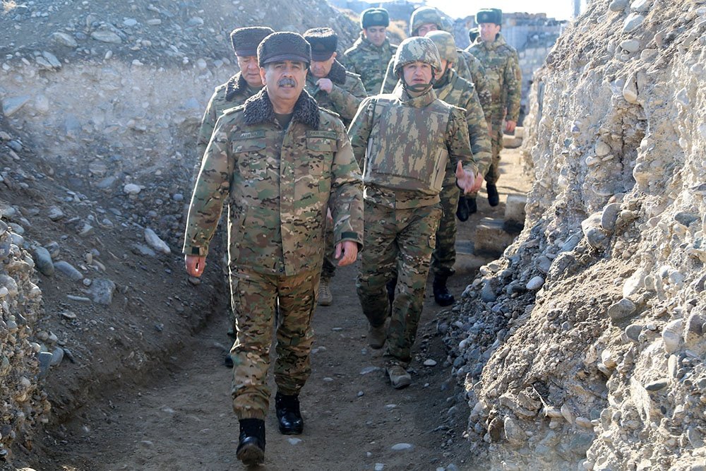 Müdafiə naziri ön xətdə xidmət edən hərbi qulluqçularla görüşüb (FOTO)
