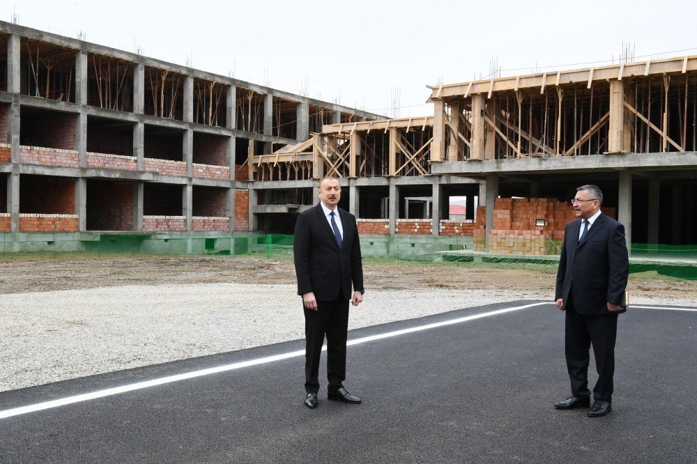 Prezident məcburi köçkünlər üçün binalarda tikinti işlərinin gedişi ilə tanış olub