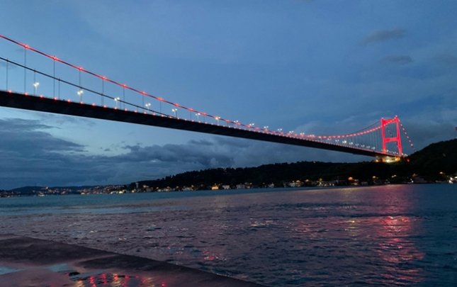 İstanbulun körpüləri Azərbaycan bayrağının rəngləri ilə işıqlandırıldı - FOTOLAR