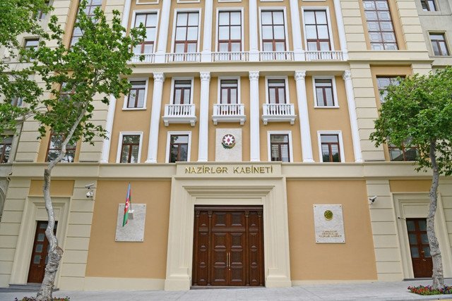 Qoruyucu tibbi maskaların taxılması məcbur olan yerlərin siyahısı açıqlandı