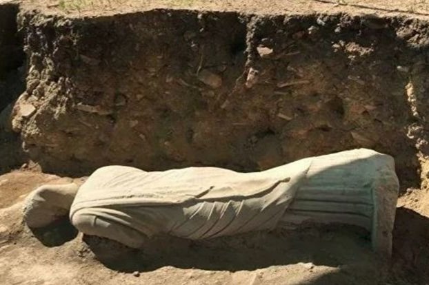 Arxeoloqlar 1700 yaşı olan heykəl aşkarlayıblar